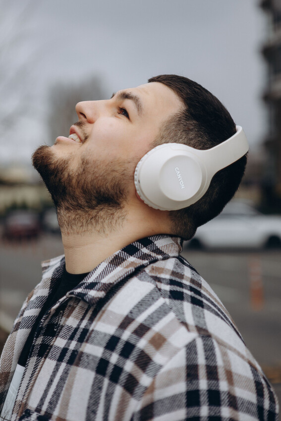 Rozdíly mezi náhlavními sluchátky a špunty do uší