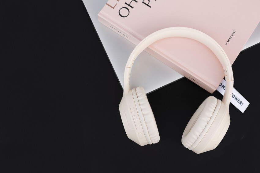 Rozdíly mezi náhlavními sluchátky a špunty do uší