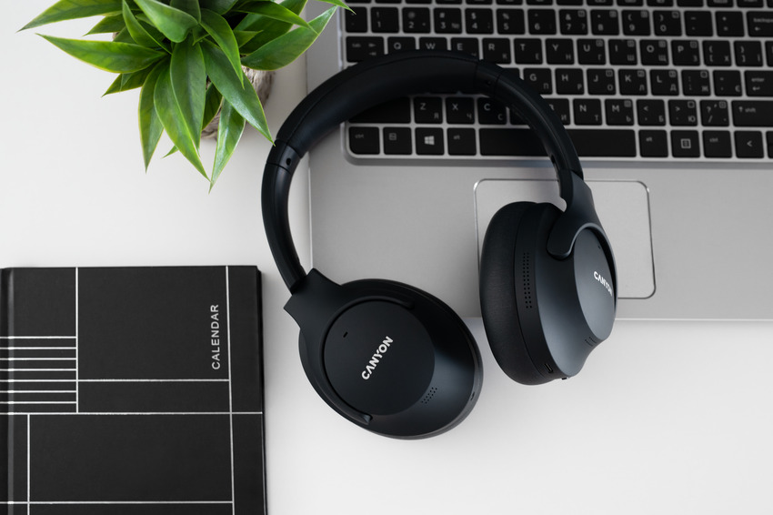 Headset nebo sluchátka pro soustředění a komunikaci