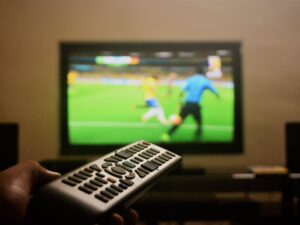 Sledování fotbalového zápasu doma: Jak vytvořit atmosféru bez stadionu